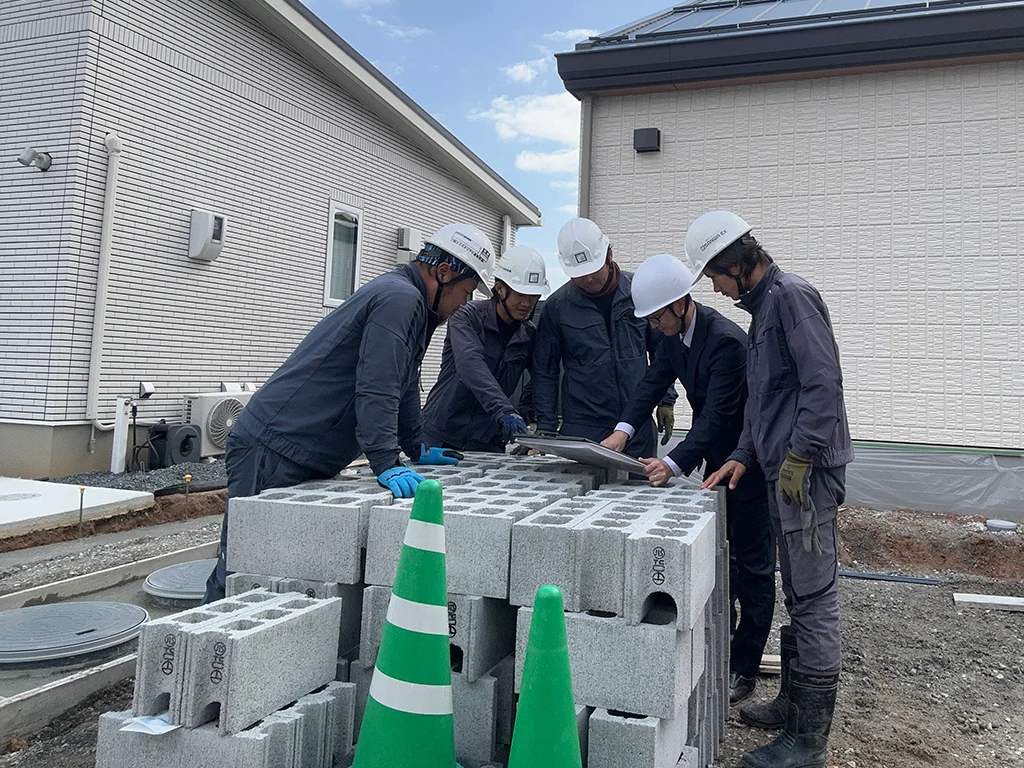 image_施工管理現場での打ち合わせ
